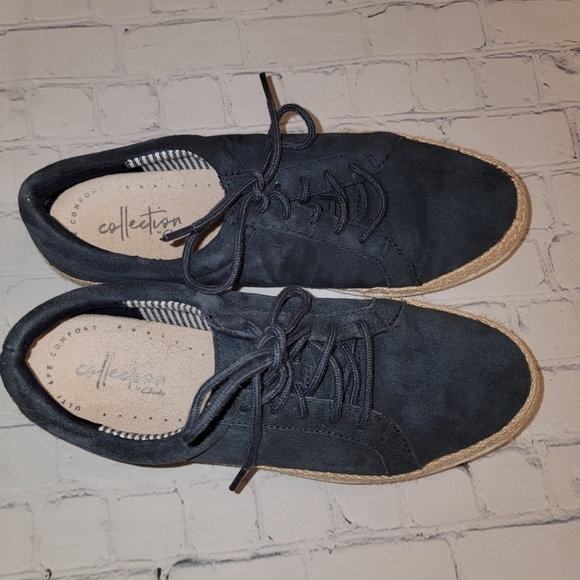 Clarks Blue Suede Tennis Shoes Size 6 - Picture 2 of 6